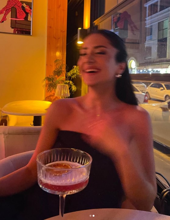 Ece bir akşam dışarıda kahkahalar atarken